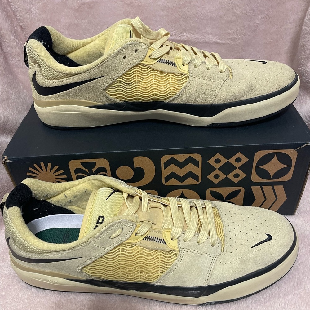 Nike Men's Cream Sneakers